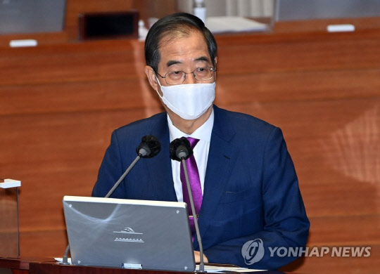 한덕수 국무총리가 21일 서울 여의도 국회에서 열린 본회의 경제 분야 대정부 질문에서 김태년 더불어민주당 의원의 질의에 답변하고 있다.<연합뉴스>